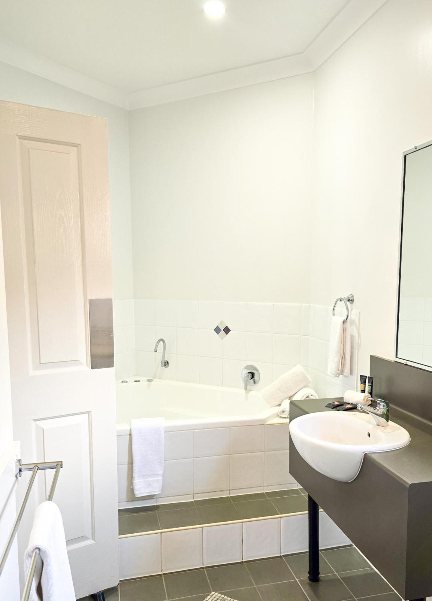 Ascot Lodge Motor Inn Кингарой Экстерьер фото