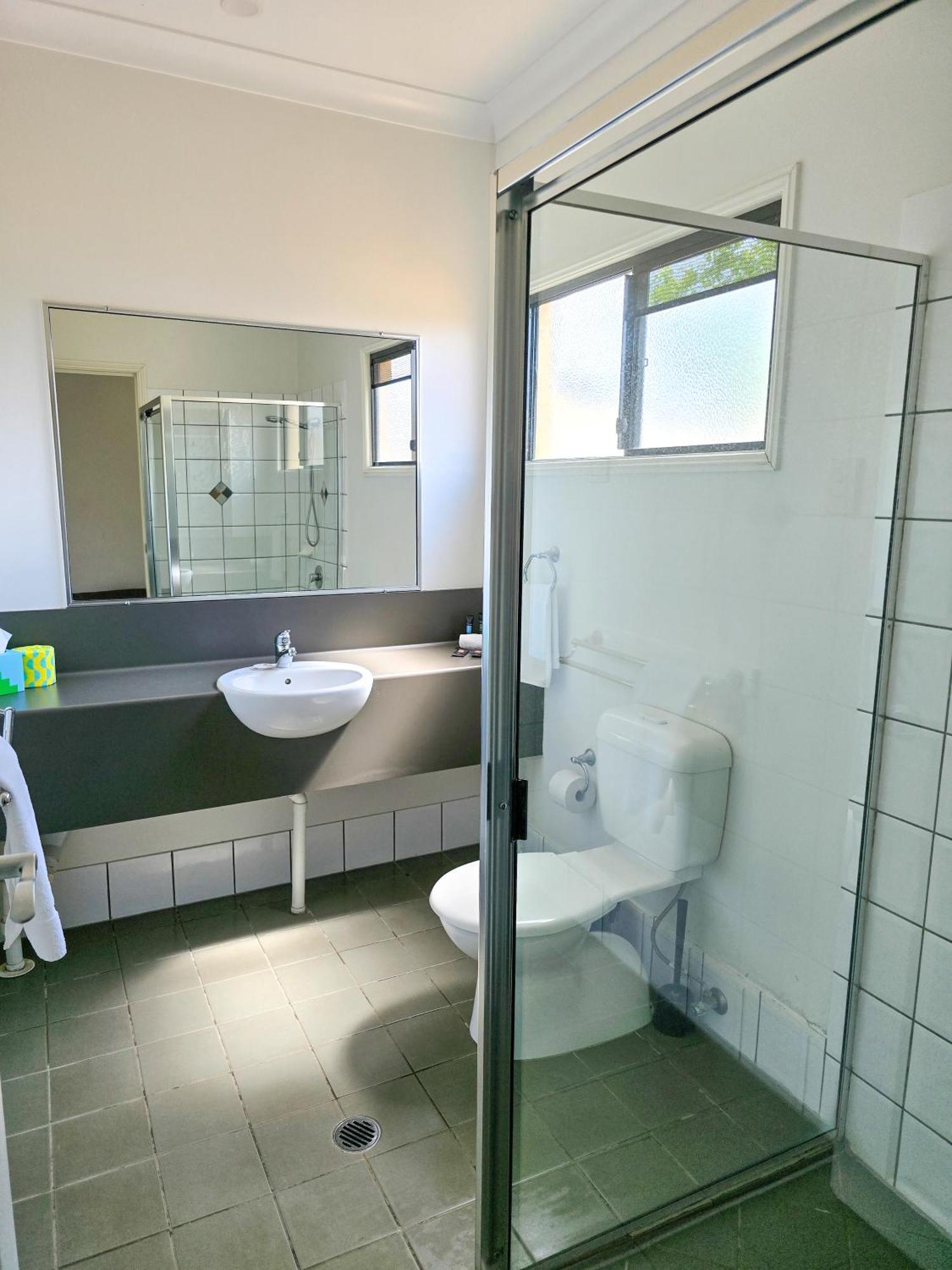 Ascot Lodge Motor Inn Кингарой Экстерьер фото