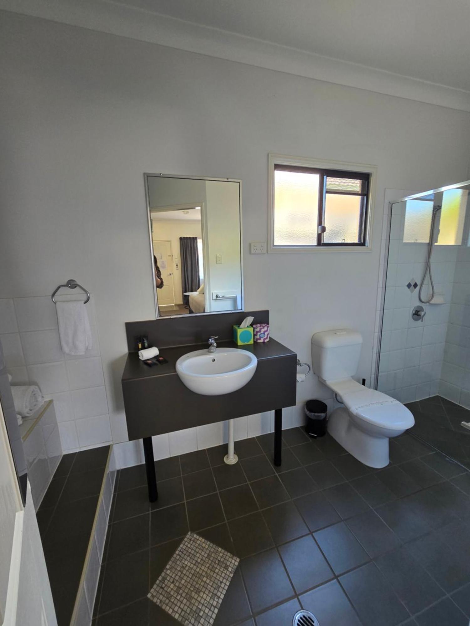 Ascot Lodge Motor Inn Кингарой Экстерьер фото