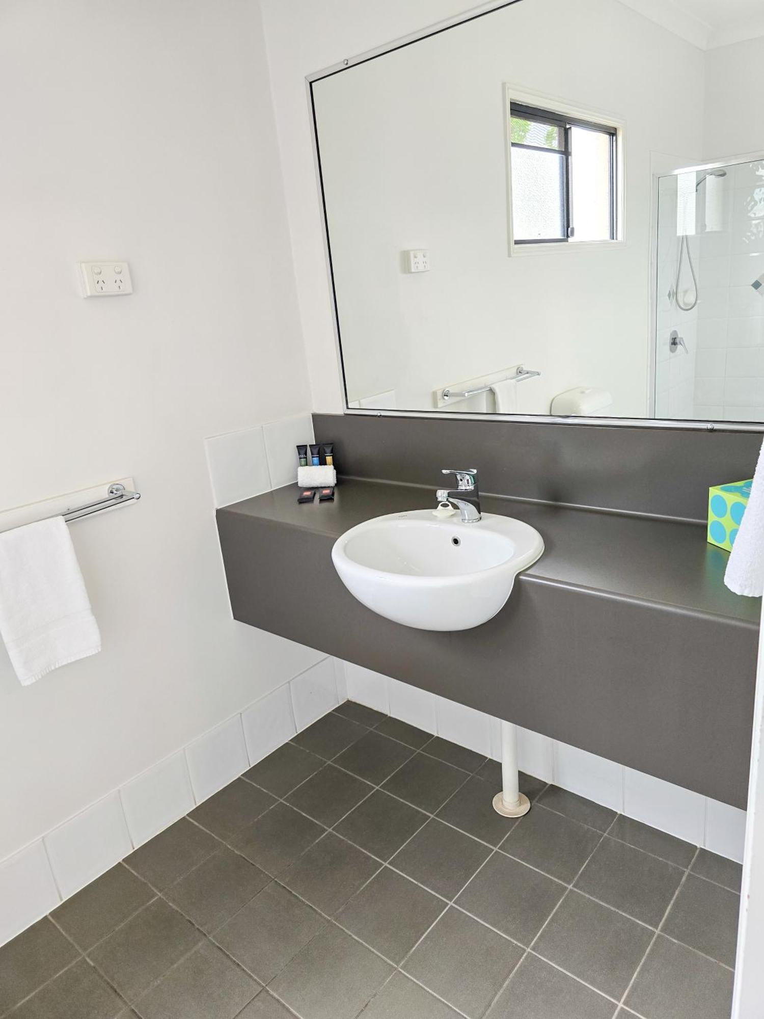 Ascot Lodge Motor Inn Кингарой Экстерьер фото